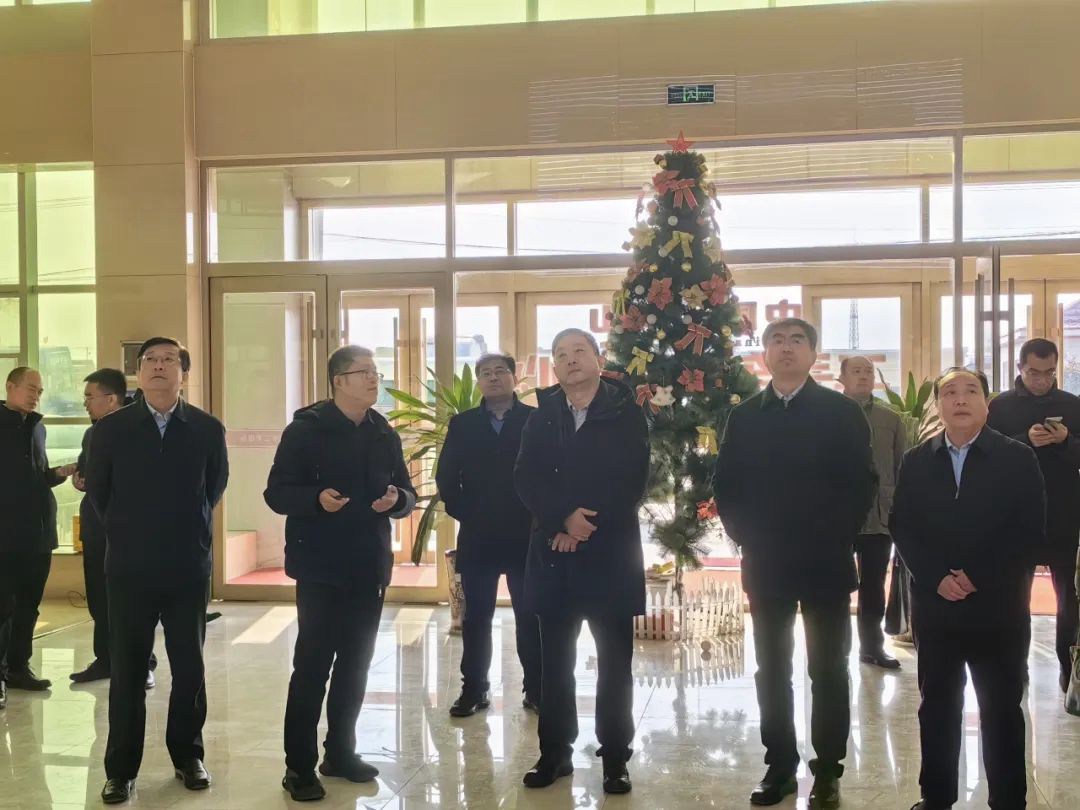 熱烈歡迎省商務(wù)廳二級(jí)巡視員臧耀剛一行蒞臨蝸牛貨車公司參觀考察